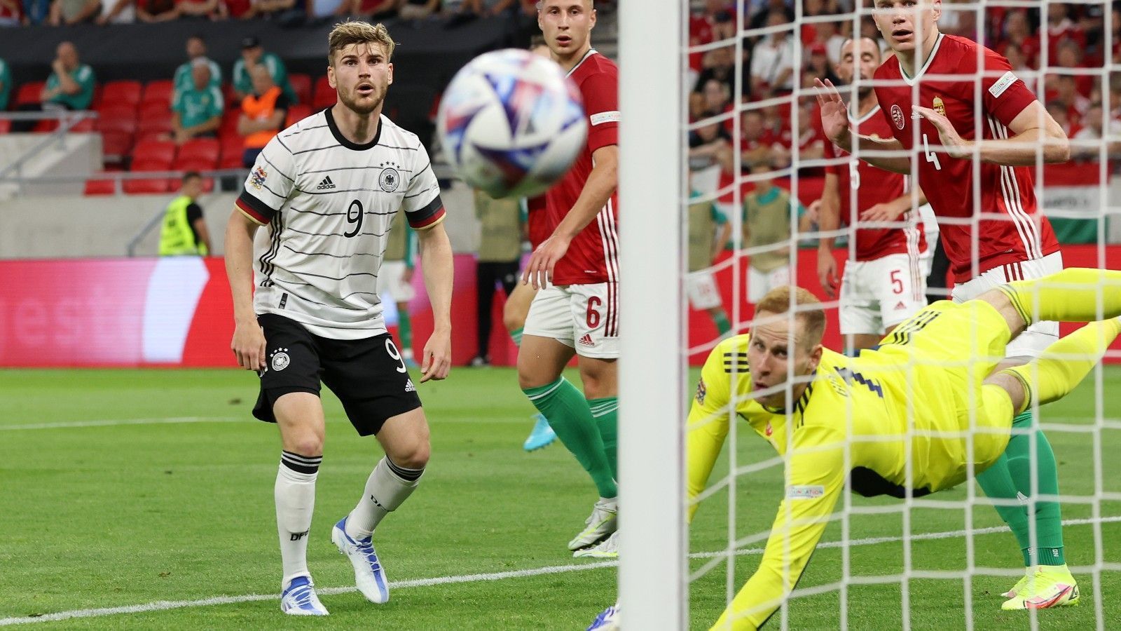 
                <strong>Timo Werner</strong><br>
                Die deutsche Solospitze hat gerade zu Beginn Probleme, sich in Szene zu setzen, seine Läufe in die Tiefe enden immer wieder mit Abseitspfiffen gegen den Chelsea-Star. Erst kurz vor der Pause kann er sich erstmals regelkonform absetzen, zielt aber bei einem Schuss im Strafraum zu hoch. ran-Note: 4
              
