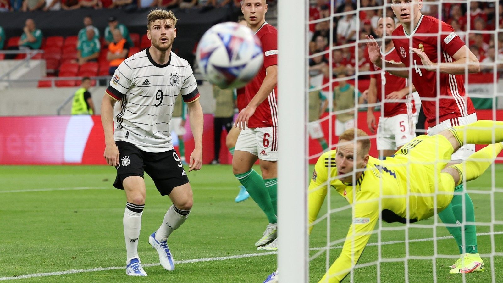 
                <strong>Timo Werner</strong><br>
                Die deutsche Solospitze hat gerade zu Beginn Probleme, sich in Szene zu setzen, seine Läufe in die Tiefe enden immer wieder mit Abseitspfiffen gegen den Chelsea-Star. Erst kurz vor der Pause kann er sich erstmals regelkonform absetzen, zielt aber bei einem Schuss im Strafraum zu hoch. ran-Note: 4
              