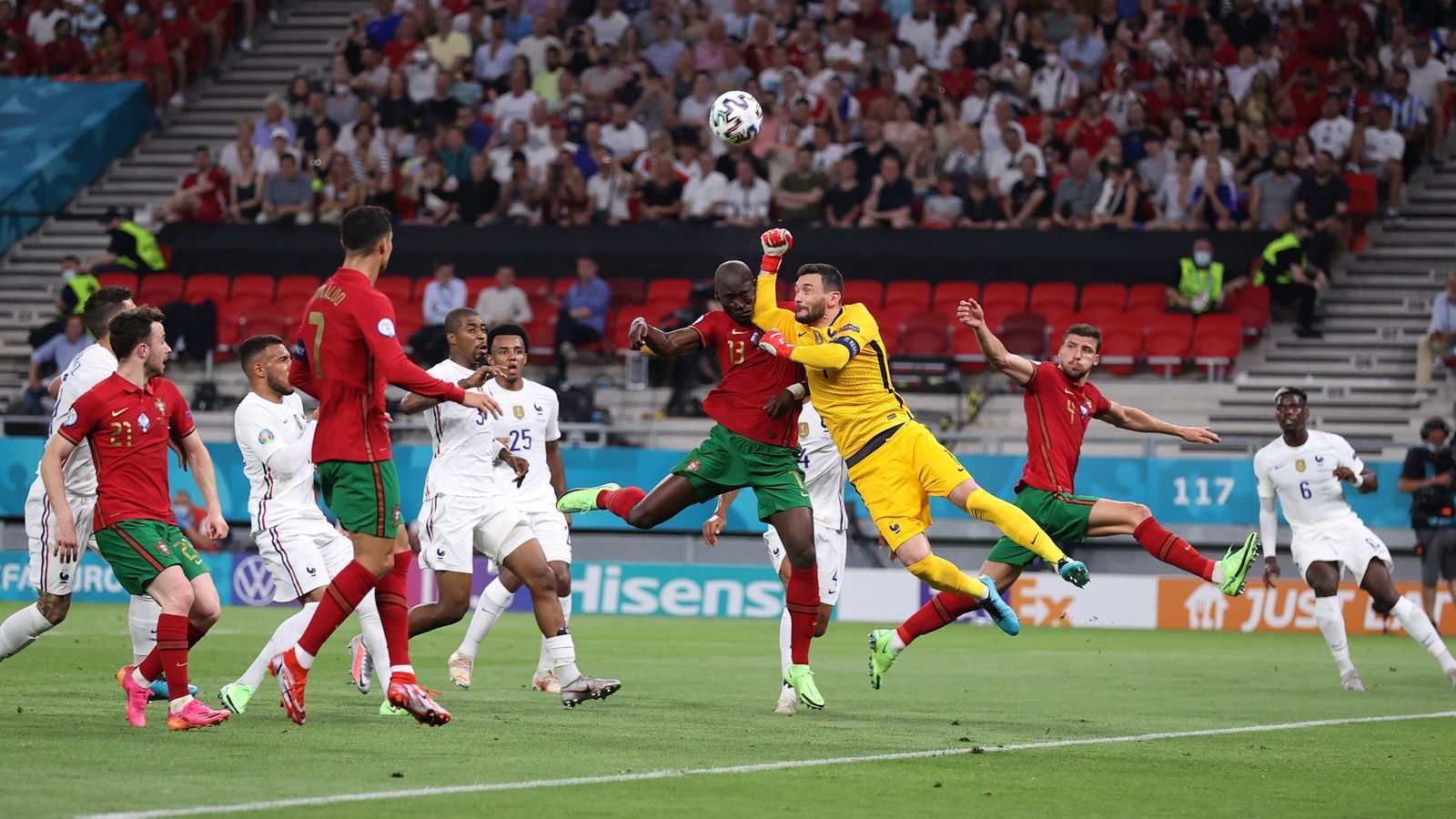 
                <strong>Harte Bandagen in Budapest</strong><br>
                Im Spiel stand dann bald mal Mandandas Konkurrent Hugo Lloris im Mittelpunkt. Der Keeper von Tottenham verursachte durch sein ungestümes Einsteigen gegen Danilo Pereira einen Elfmeter, knockte seinen Gegenspieler ziemlich übel aus. Den anschließenden Strafstoß verwertete Cristiano Ronaldo. 
              