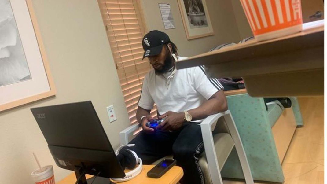 NFL Aaron Jones von Packers spielt Playstation vor Geburt von Kind