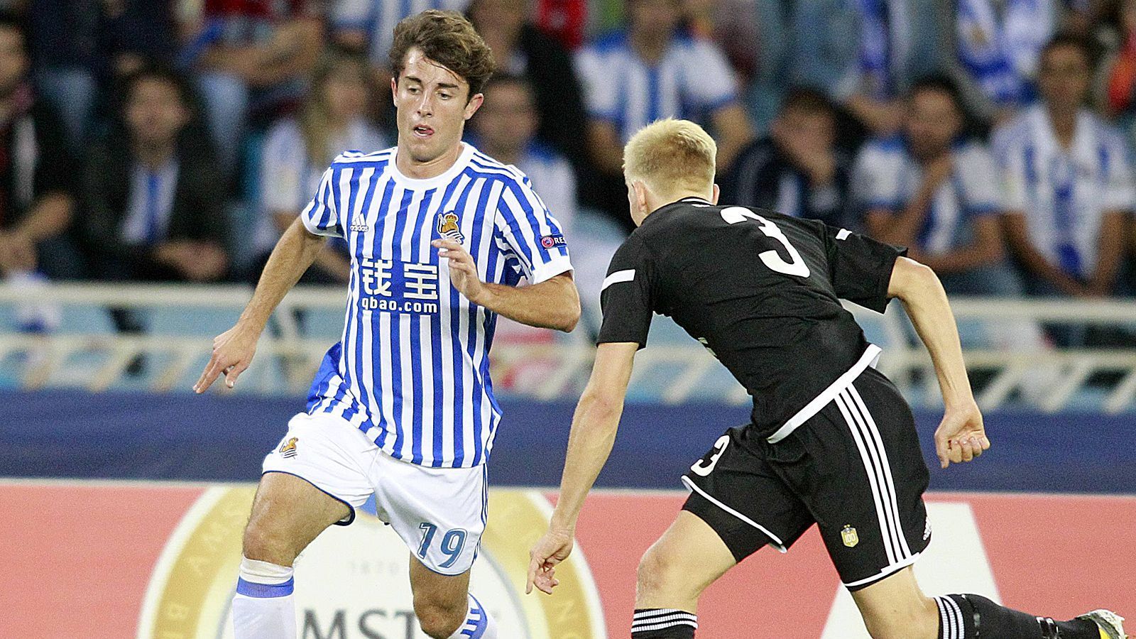 
                <strong>Anfänge in San Sebastian</strong><br>
                Geboren wurde der Rechtsfuß am 14. Dezember 1995 in San Sebastian, bis 2018 lief er für Real Sociedad San Sebastian auf. Sein Debüt in La Liga gab Odriozola gut einen Monat nach seinem 21. Geburtstag - für ihn "der beste Moment meines Lebens". Angesichts seines Talents und seiner Leistungen kamen schnell Gerüchte über einen Wechsel zu Real Madrid oder zum FC Barcelona auf. Über derlei Spekulationen beschwerte sich Odriozola sogar öffentlich.
              