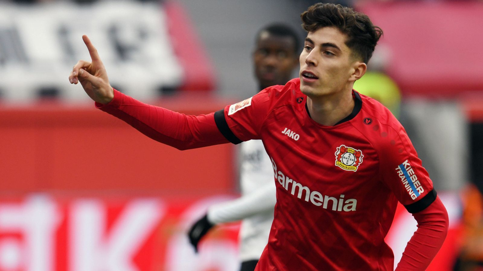 
                <strong>Havertz jüngster Bundesliga-Spieler mit 30 Toren</strong><br>
                Bayer Leverkusens Eigengewächs Kai Havertz erzielte beim Kantersieg der Werkself am 25. Spieltag gegen Eintracht Frankfurt das frühe 1:0. Für den Mittelfeldmann war es im Alter von 20 Jahren und 270 Tagen bereits das 30. Bundesliga-Tor. So jung war vor Havertz kein anderer Bundesliga-Spieler der Geschichte, der die 30-Tore-Markeerreichte. Damit löste Havertz den früheren Torjäger Klaus Fischer ab, der bei seinem 30. Bundesliga-Tor 20 Jahre und 285 Tagen alt war. (Quelle: optafranz/twitter)
              