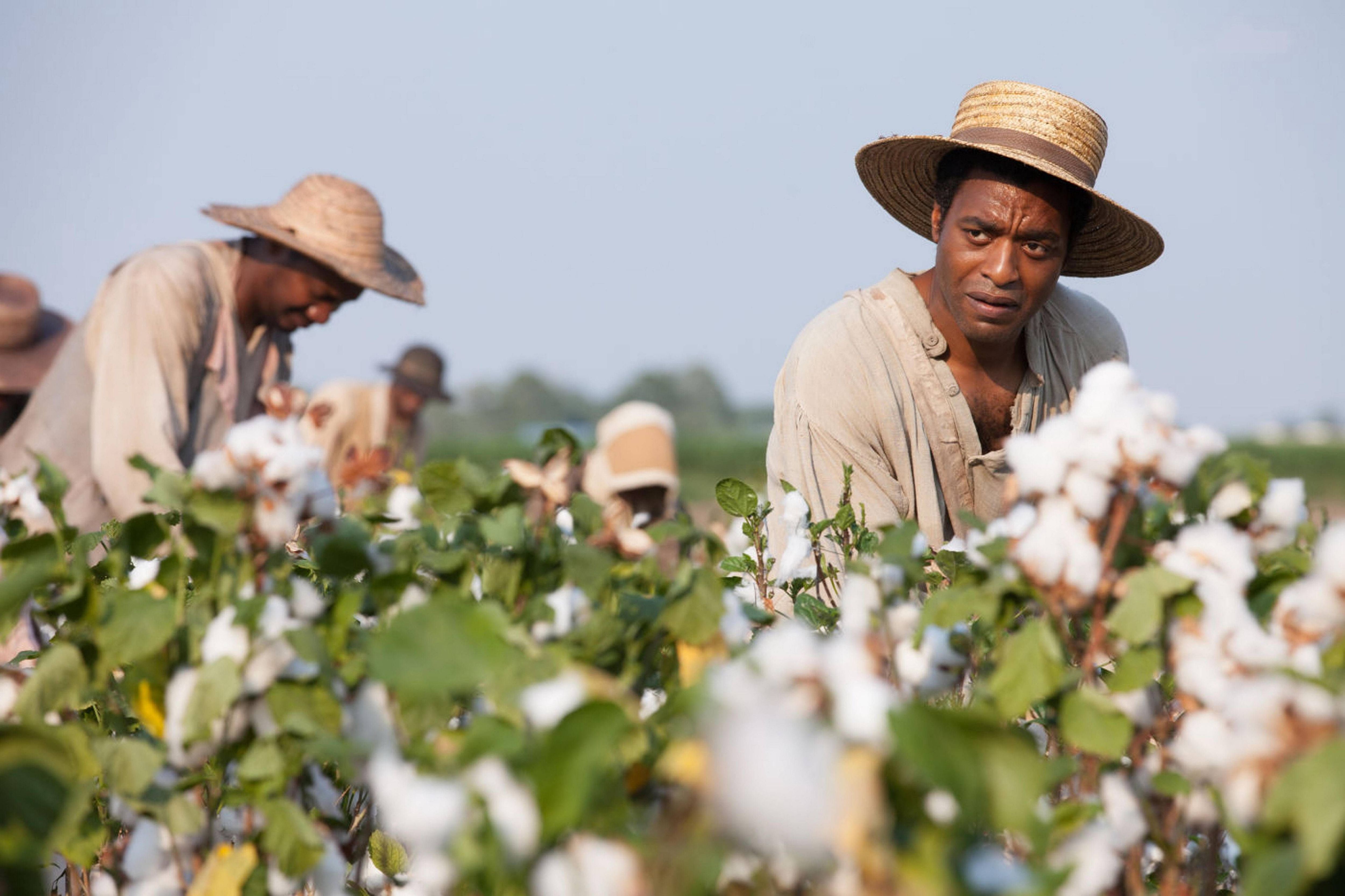 12 Years a Slave (2013): Das vielfach preisgekrönte historische Filmdrama ist weltbekannt. Es liefert einen unbeirrbaren, brutalen Blick auf die Geschichte der amerikanischen Sklaverei und schärft so den Blick auf die gegenwärtig immer noch herrschenden, menschenverachtenden, rassistischen Strukturen.