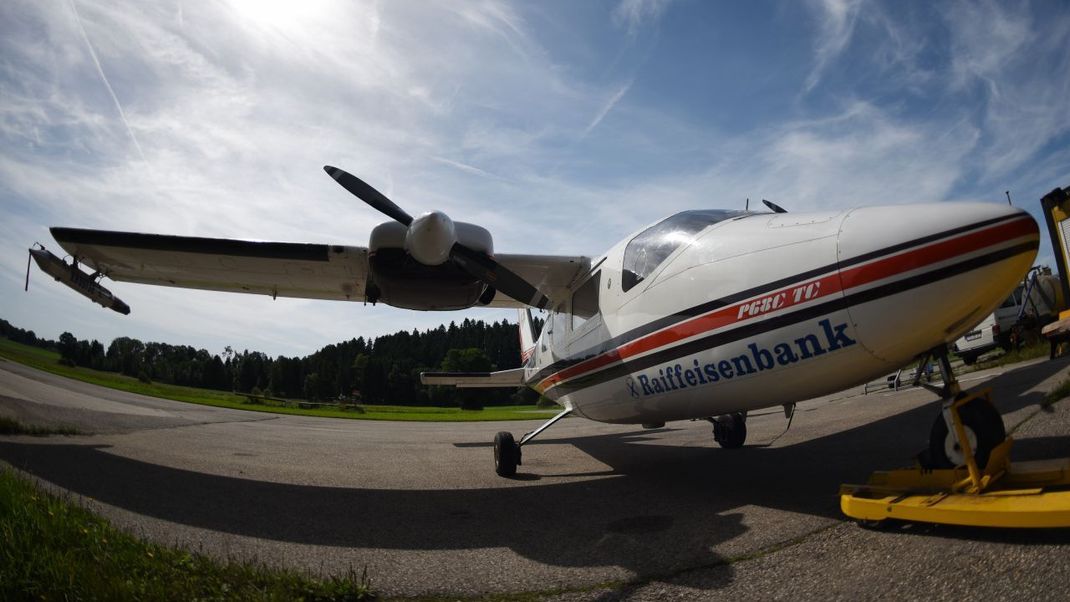 Hier setzt die Wolken-Impfung an. Speziell ausgerüstete Flugzeuge verteilen ein Gemisch mit einem gelblichen Salz (Silber-Iodid), wodurch sich leichter mehr Tropfen bilden. Als Folge entstehen keine großen Hagelkörner, sondern viele kleine.