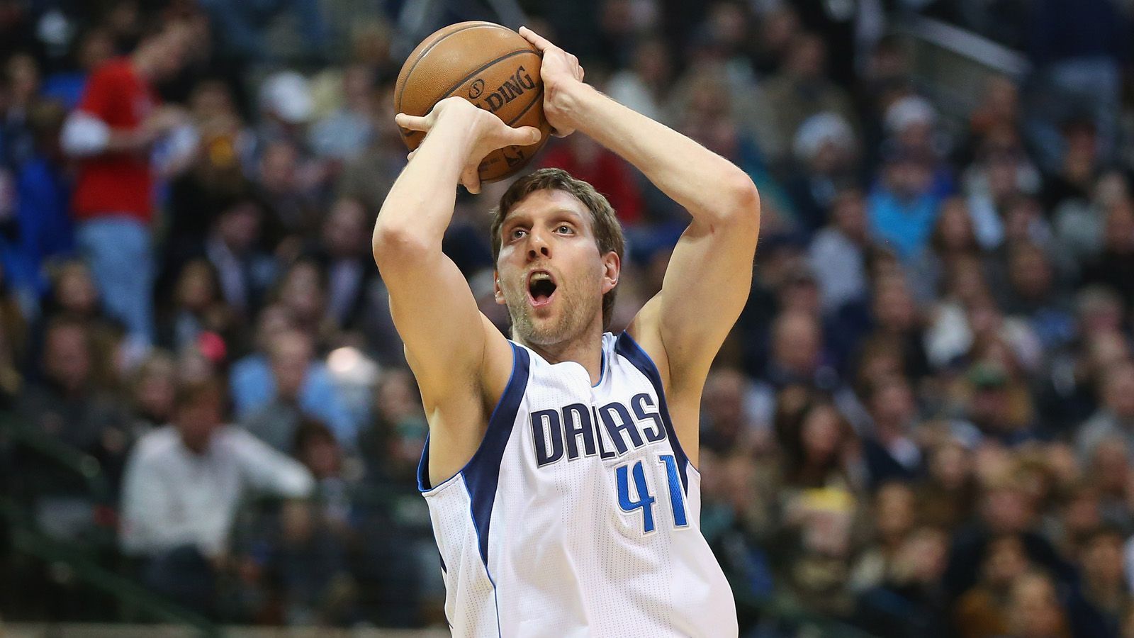 
                <strong>Dirk Nowitzki: Die Meilensteine seiner Karriere</strong><br>
                Im März 2017 knackte der Superstar die magische Marke von 30.000 Punkten in der NBA, als er gegen die L.A. Lakers 25 Punkte erzielte. Aktuell steht Nowitzki bei bei 31.510 Punkten. In der laufenden Saison überholte "Dirkules" gegen die New Orleans Pelicans Wilt Chamberlain (31.419). Damit liegt der Würzburger punktemäßig nur hinter den Basketball-Legenden Michael Jordan (32.292), Kobe Bryant (33.643), Karl Malone (36.928) und Kareem Abdul-Jabbar (38.387)
              