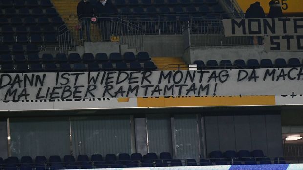 
                <strong>"Fehlt nur noch Helene": So protestieren die Eintracht-Fans gegen Montagsspiele</strong><br>
                
              