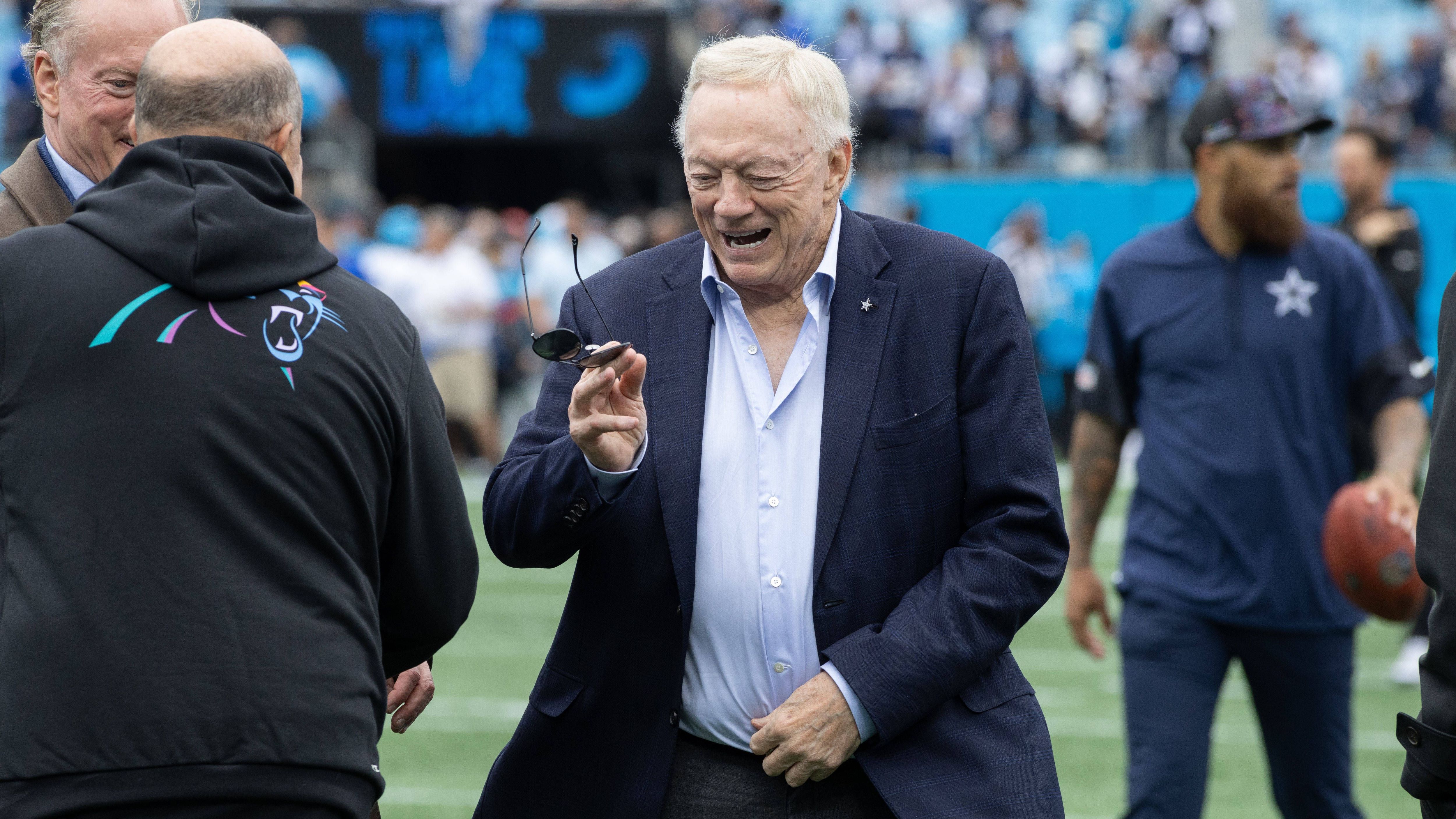 <em><strong>Dallas Cowboys</strong><br>In den franchise-eigenen Medien hat Jerry Jones, Besitzer und General Manager der Dallas Cowboys, einen möglichen Trade vor der bald anstehenden Deadline angedeutet. "Wenn wir glauben, dass ein Trade unsere Defense verstärkt, dann haben wir das Kapital, ihn zu machen. Das heißt nicht, dass wir zwingend einen machen, aber wir könnten", so der 85-Jährige. Unter anderem um Jeffery Simmons von den Tennessee Titans gibt es leise Gerüchte.</em>
