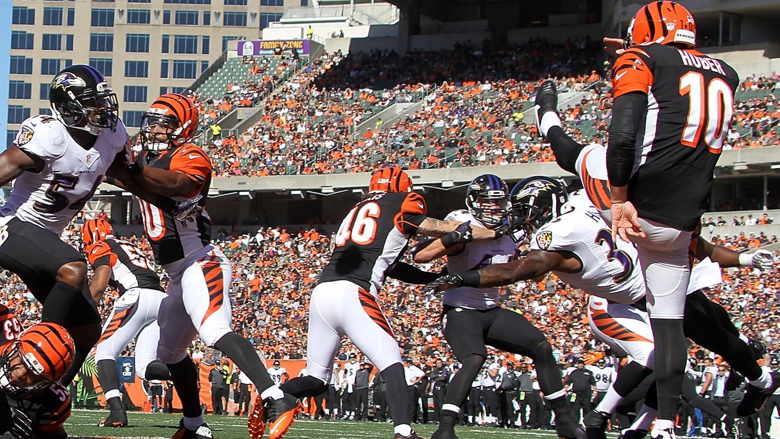 
                <strong>Cincinnati Bengals: Kevin Huber (r.) und Clark Harris (M.)</strong><br>
                Position: Punter (Huber) und Long Snapper (Harris)Im Team seit: 12 Saisons
              