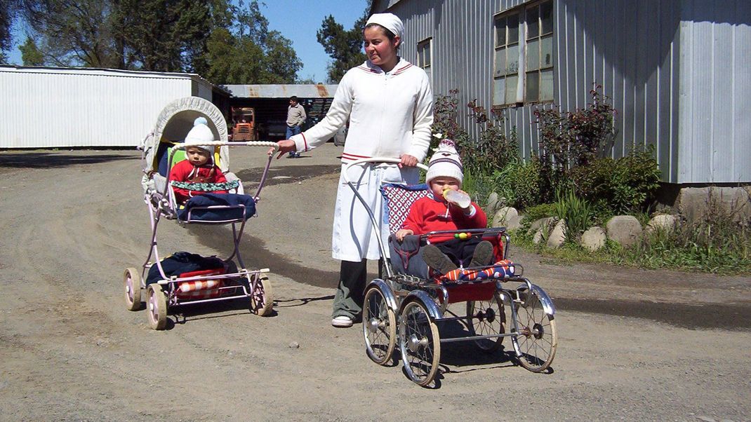 Eine Bewohnerin der Colonia Dignidad mit zwei Kindern im Jahr 2005 - dem Jahr, als Paul Schäfer verhaftet wurde.