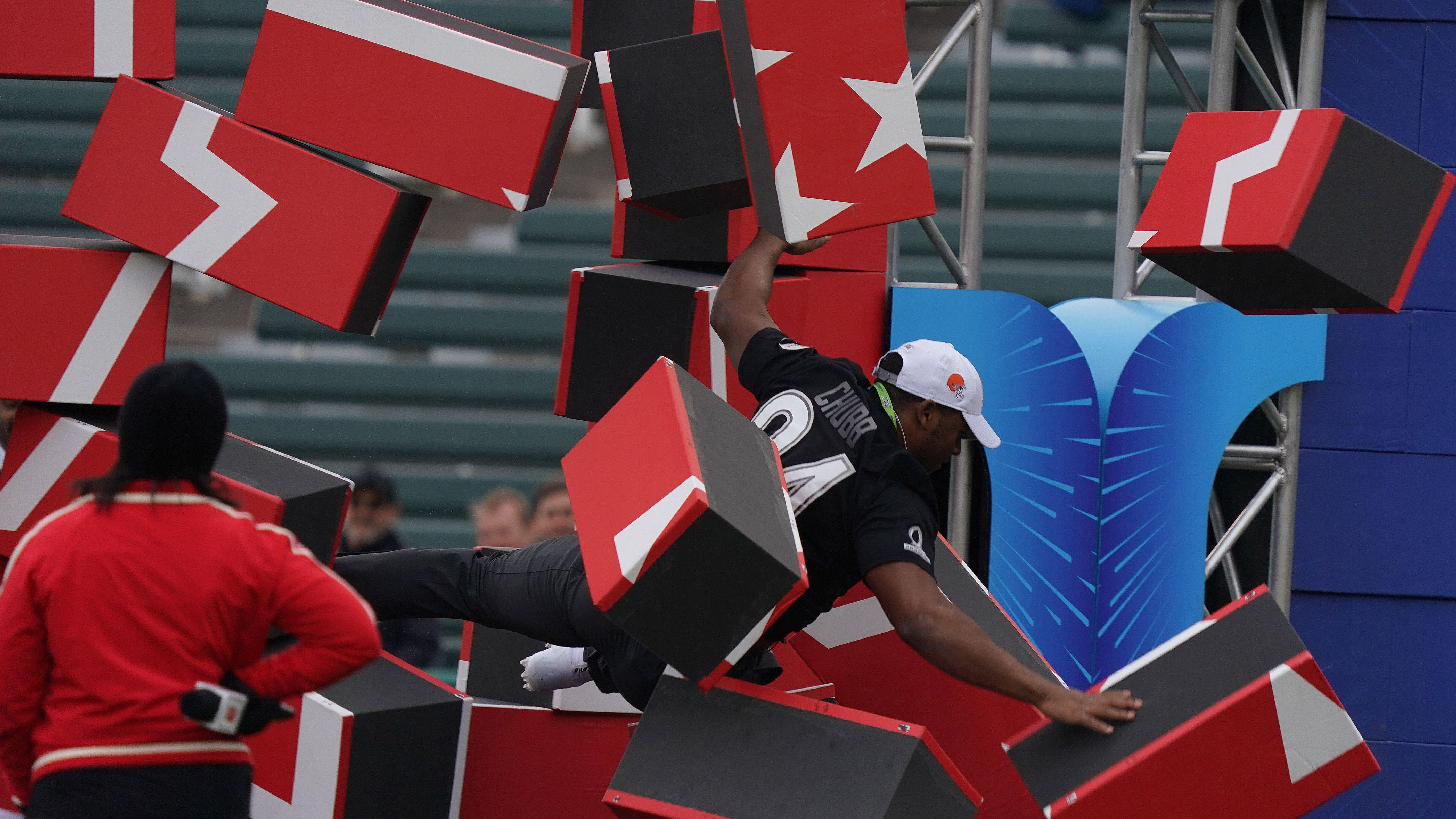 <strong>Gridiron Gauntlet<br></strong>Diese Disziplin ist ein Staffelrennen zwischen sechs AFC-Spielern und sechs NFC-Spielern, die auf einem anspruchsvollen Hindernisparcours ihr sportliches Können unter Beweis stellen müssen. Sie müssen unter anderem Wände durchbrechen, Hindernisse überwinden und unter Türen hindurchkriechen. Ein bisschen wie "Ninja Warrior" und "Takeshis Castle" also.