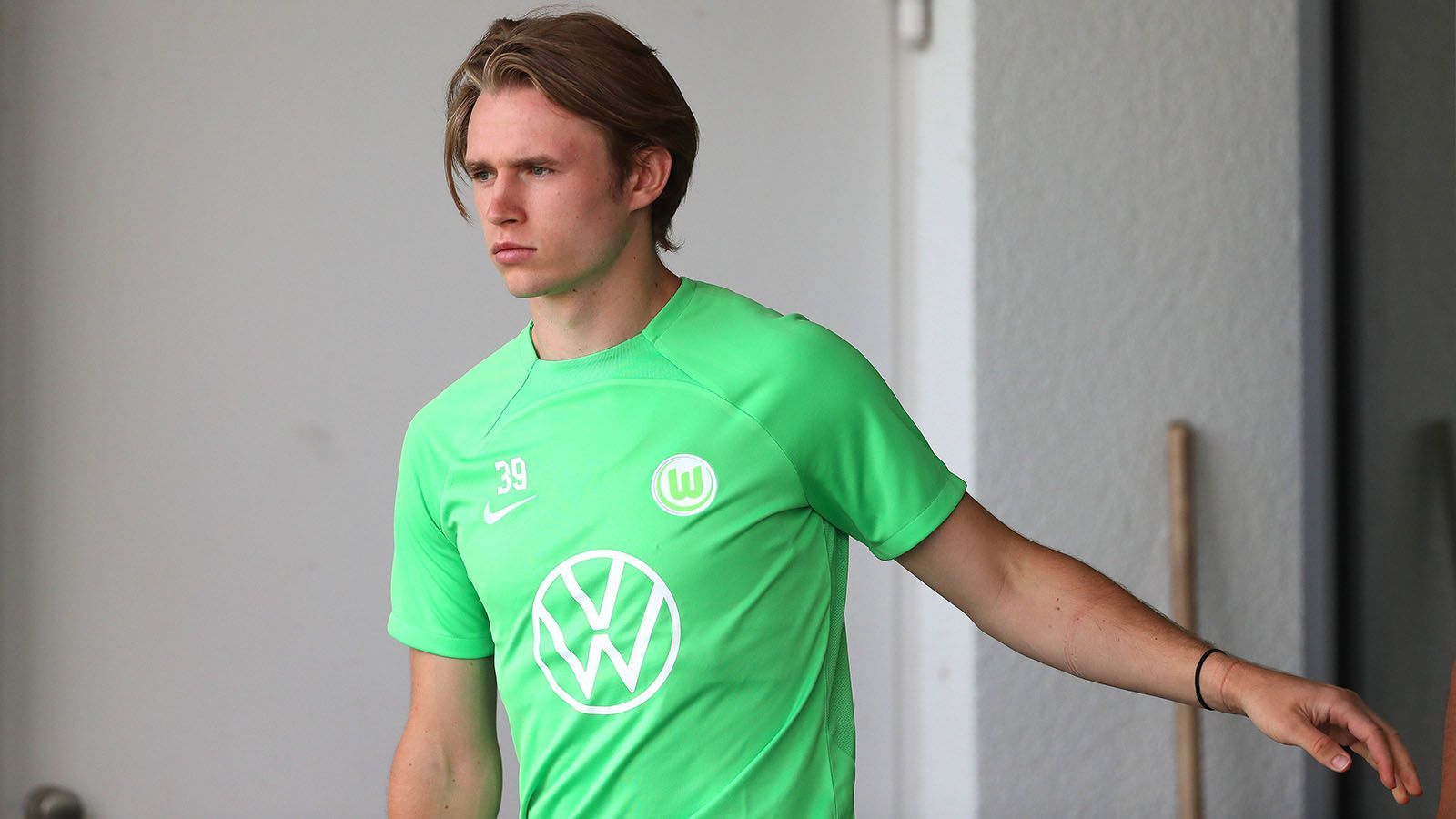 
                <strong>VfL Wolfsburg</strong><br>
                Zugänge: Jakub Kaminski (Lech Posen), Mattias Svanberg (FC Bologna), Bartol Franjic (Dinamo Zagreb), Patrick Wimmer (Arminia Bielefeld), Kilian Fischer (1. FC Nürnberg), Dzenan Pejcinovic (FC Augsburg U19), Joshua Guilavogui (Girodins Bordeaux/Rückkehrer), Josip Brekalo (FC Turin/Rückkehrer), Omar Marmoush (VfB Stuttgart/Rückkehrer)
              