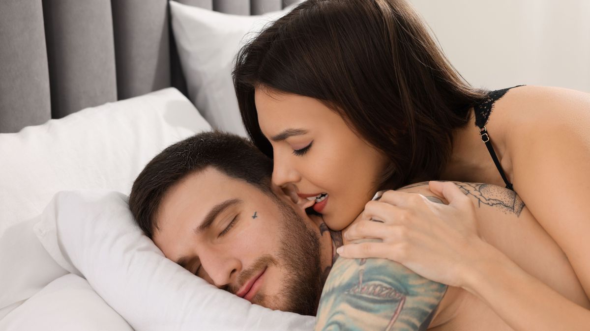 Frau und Mann haben Sex im Bett
