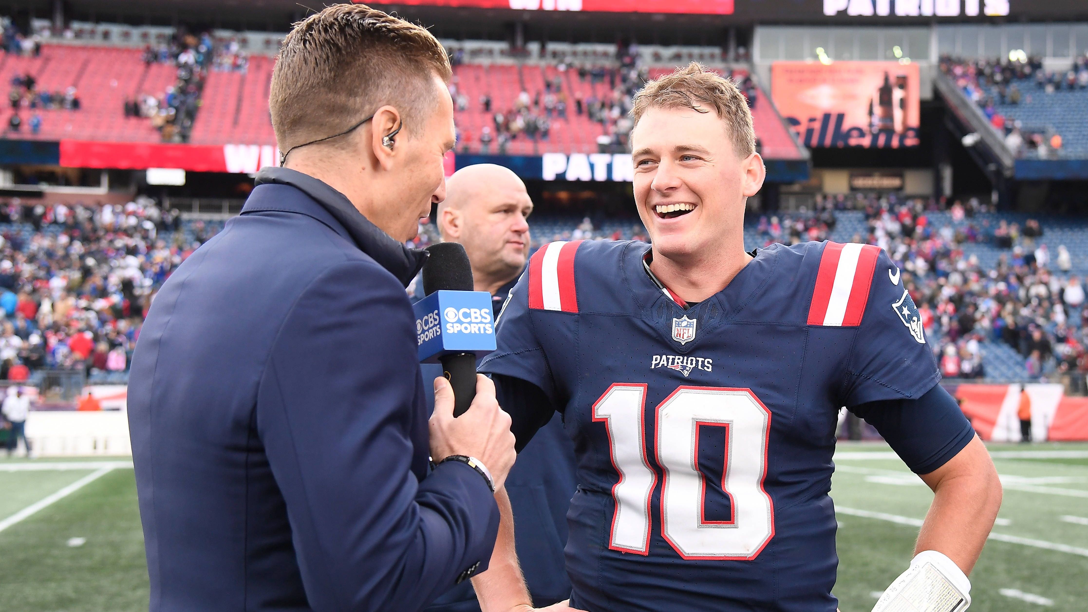 <strong>Gewinner: Mac Jones (New England Patriots)</strong><br>Und was der 25-Jährige zeigte, war nicht weniger als das beste Spiel seiner Karriere. 83 Prozent seiner Bälle beim 29:25 kamen an, zwei Touchdowns und am Wichtigsten: Kein Turnover. Zudem lieferte Mac einen Game Winning Drive, als sein Team ihn brauchte, das macht zwei Touchdown-Drives in Folge. Die Jones-Kritiker sind mindestens mal eine Woche lang leise.