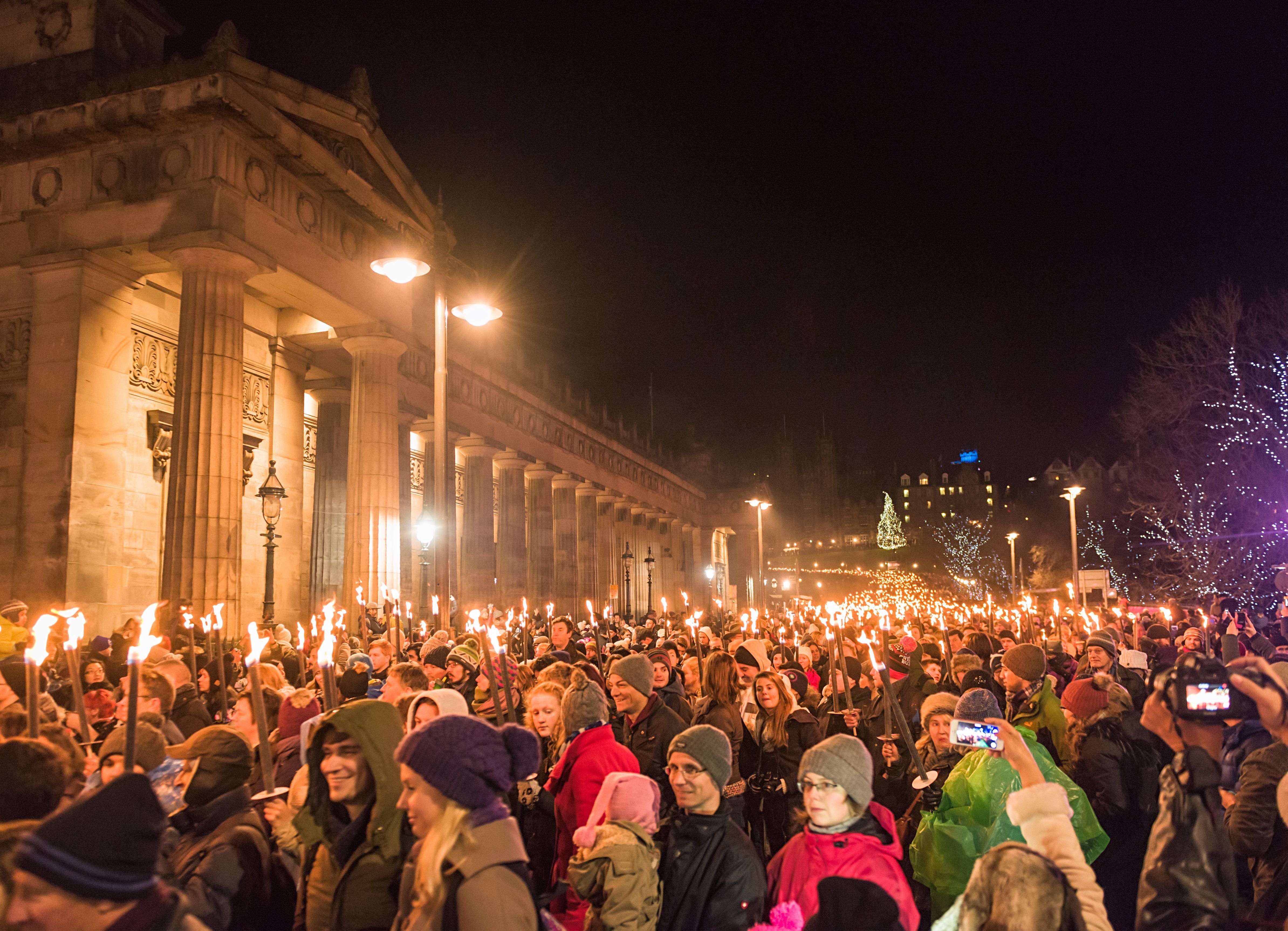 Hogmanay-Fest zu Silvester in Schottland mit Fackelumzug.