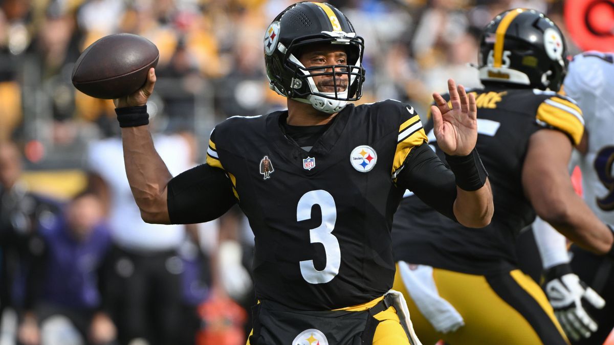 NFL, American Football Herren, USA Baltimore Ravens at Pittsburgh Steelers Nov 17, 2024; Pittsburgh, Pennsylvania, USA; Pittsburgh Steelers quarterback Russell Wilson (3) throws a pass against the ...