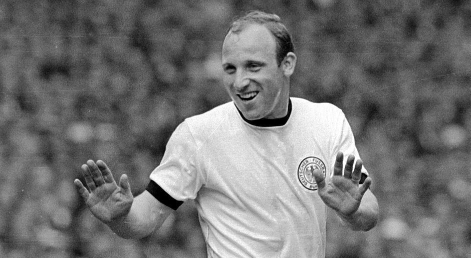 
                <strong>Uwe Seeler</strong><br>
                Uwe Seeler (Deutschland)Vier Weltmeisterschaften spielte Uwe Seeler zwischen 1958 und 1970, dreimal stand er im Halbfinale, einmal im Endspiel. Mit dem Titel wurde es aber nichts. "Uns Uwe" trägt es bis heute mit Fassung und zuckt nur mit den Schultern, wenn er darauf angesprochen wird. Wichtiger als der Titel waren ihm immer das Fairplay. Wohl niemals wurde dieser Gedanke aufrichtiger gelebt als im WM-Finale zwischen England und Deutschland von 1966, das durch das ebenso berühmte wie umstrittene Wembleytor zugunsten der Gastgeber entschieden wurde. Uwe Seeler bewies damals Haltung. 
              