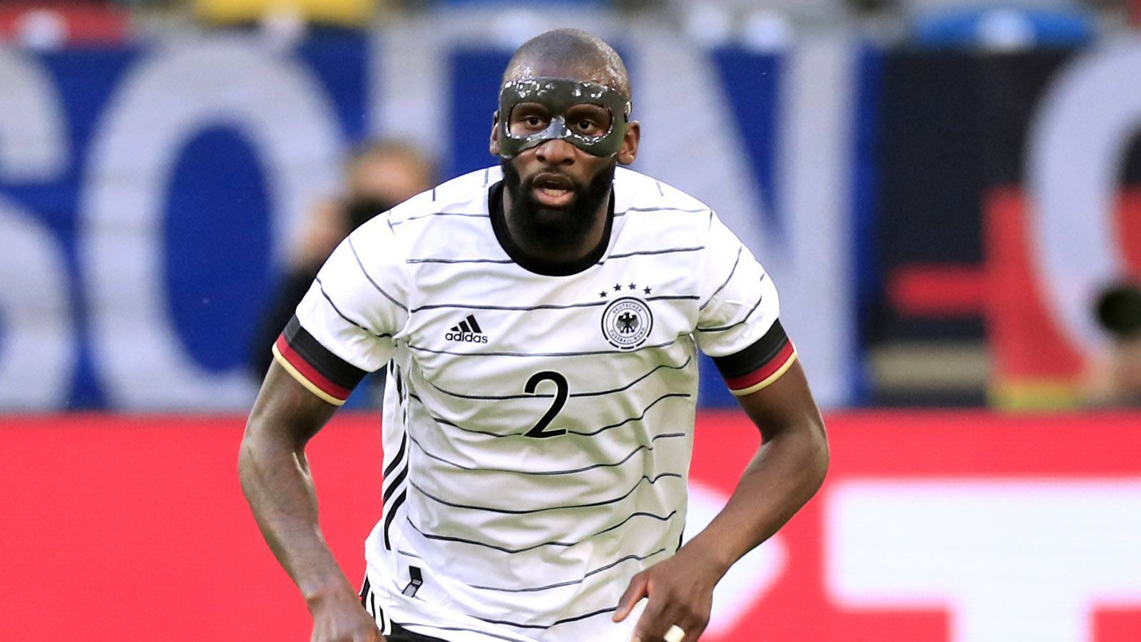 
                <strong>Abwehr: Antonio Rüdiger</strong><br>
                &#x2022; Verein: FC Chelsea -<br>&#x2022; A-Länderspiele: 45<br>
              