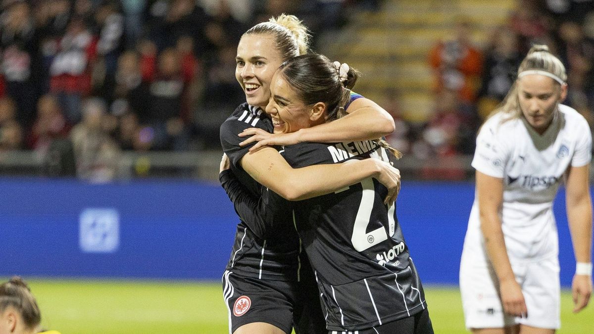 Laura Freigang (l.) feiert ihren Treffer