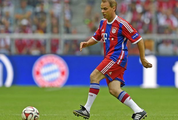 
                <strong>Olaf Thon</strong><br>
                Noch ein Weltmeister: Olaf Thon zieht es immer wieder auf den Rasen - zuletzt für die "FC Bayern Allstars" im August. Unvergessen ist sein 5:4-Siegtor im Elfmeterschießen gegen England im WM-Halbfinale Beim FC Schalke und FC Bayern verdiente er seine Brötchen.
              