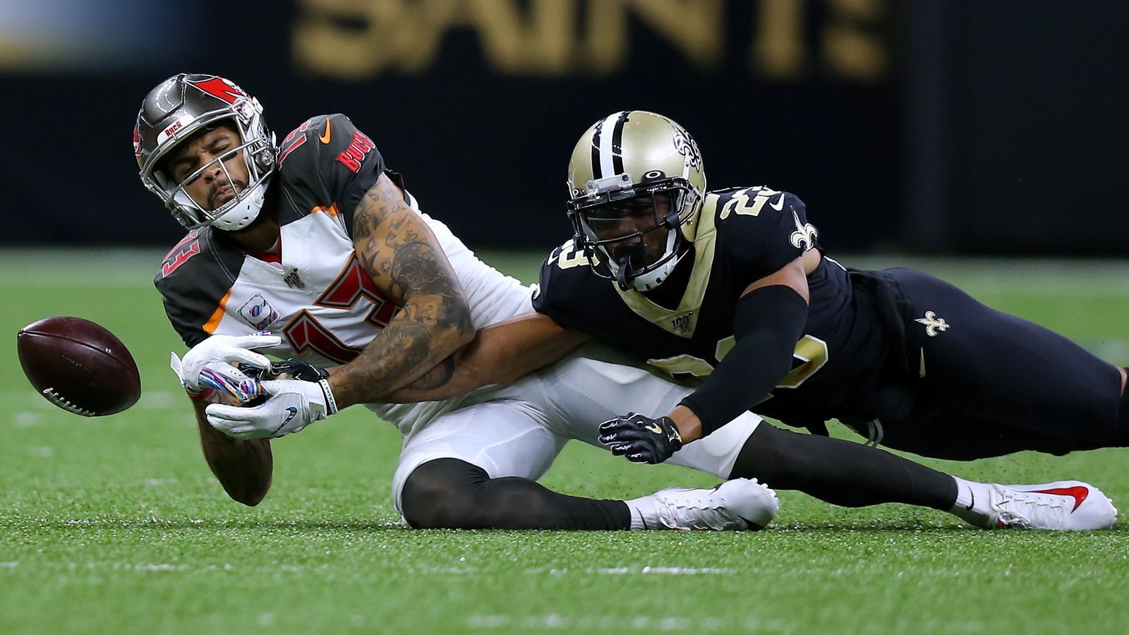 
                <strong>Verlierer: Mike Evans</strong><br>
                Wenn da nicht jemand seinen Meister gefunden hat. Mike Evans, sonst die Lebensversicherung der Tampa Bay Buccaneers, verzeichnete bei der 24:31-Niederlage bei den New Orleans Saints trotz 53 offensiver Snaps nicht einen einzigen Catch, kein einziges Yard - und das erst zum zweiten Mal in seiner Karriere. Der Grund hat einen Namen: Marshon Lattimore. Der Cornerback war Evans' Schatten, hing an dem Receiver wie eine Klette, hätte ihn vermutlich bis aufs Klo begleitet. Schon 2017 entnervte Lattimore Evans so sehr, dass dieser einen Faust-Kampf anzettelte. Lattimore bleibt Evans' Angstgegner.
              