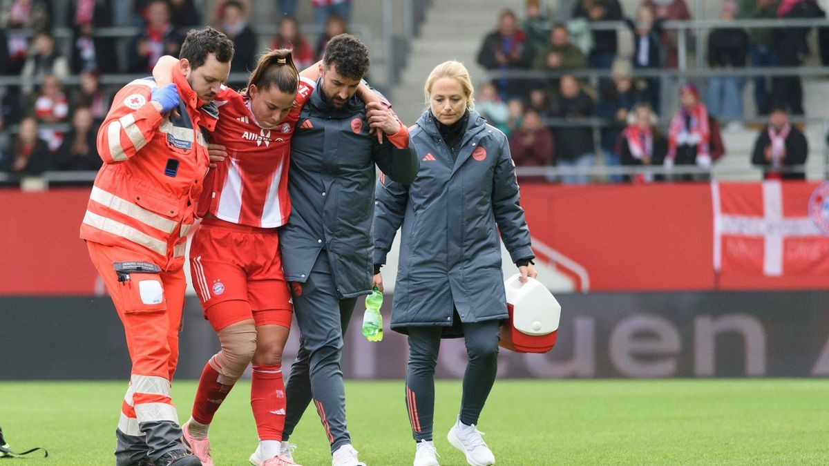 Lena Oberdorf wird verletzt vom Platz geführt