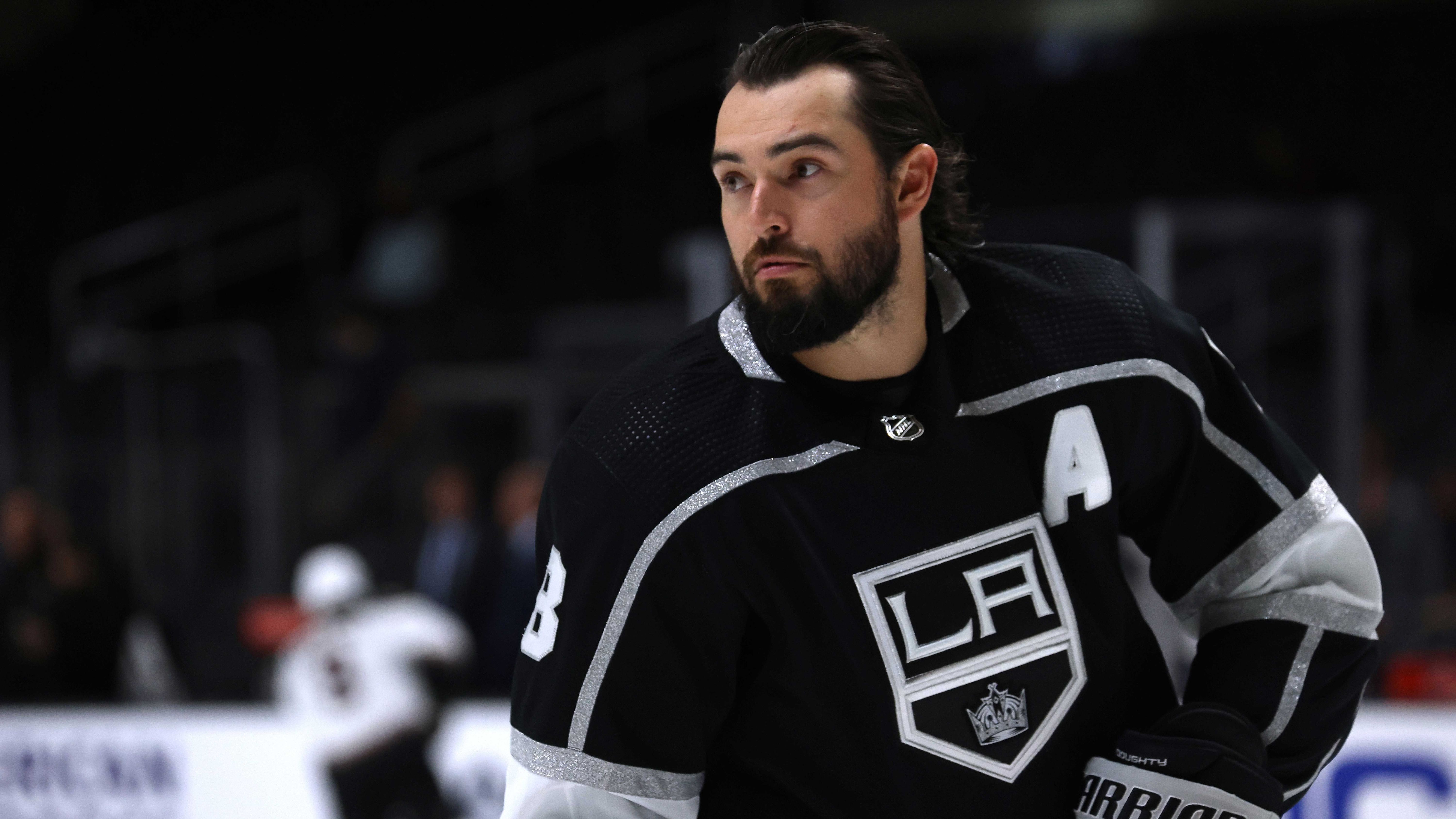 <strong>Platz 7 (geteilt): Drew Doughty (Los Angeles Kings)</strong><br>
                • Jahresgehalt: 11 Millionen US-Dollar<br>• Dauer: 8 Jahre<br>• Gesamt: 88 Millionen US-Dollar<br>• Signing Bonus: 20 Millionen US-Dollar