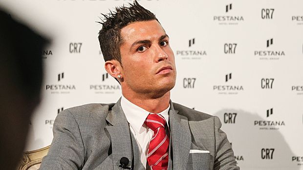 
                <strong>Platz 8: Cristiano Ronaldo (Real Madrid)</strong><br>
                Platz 8: Cristiano Ronaldo (Real Madrid). Der amtierende Weltfußballer dürfte die Liste wohl nicht einmal als Klopapier missbrauchen - Platz acht? Da dürfte ihm sein werter Hintern zu schade sein. Immerhin ist "CR7" der beste Real-Profi in diesem Ranking - ein schwacher Trost.
              
