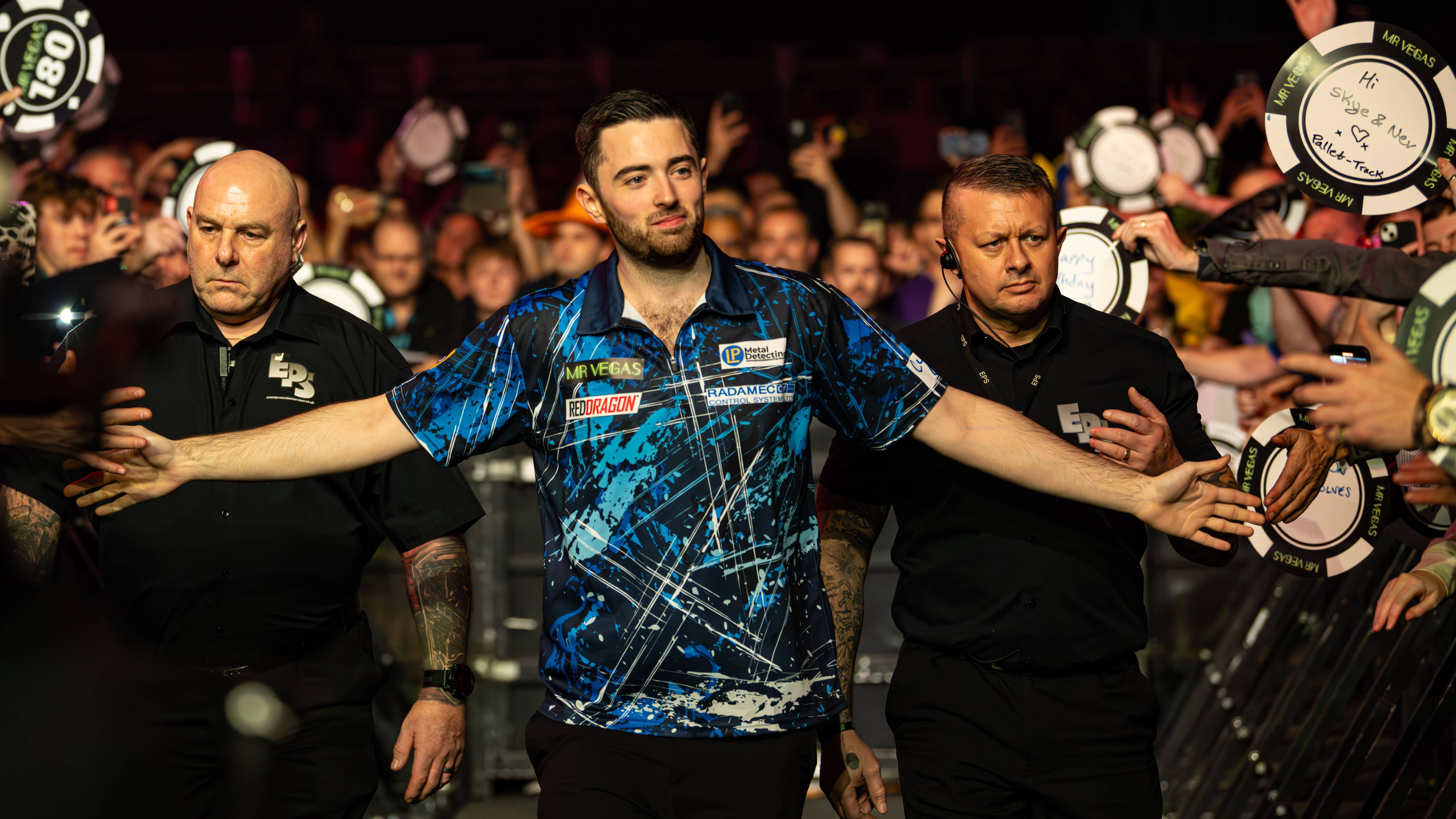 <strong>Players Championship Finals<br></strong>Über das Jahr hinweg werden 30 kleinere Turniere, die Players Championship, gespielt. Die Top 64 aus diesen Events stehen dann in den Finals, die im K.o.-System ausgetragen werden. Van Gerwen siegte sieben Mal und warf 2023 im Endspiel einen 9-Darter, unterlag Humphries aber dennoch. 2024 <a data-li-document-ref="464323" href="https://www.ran.de/sports/darts-humphries-gewinnt-duell-der-lukes-und-wm-generalprobe-464323">konnte der Engländer seinen Titel verteidigen und schlug Littler im Endspiel mit 11:7</a>.