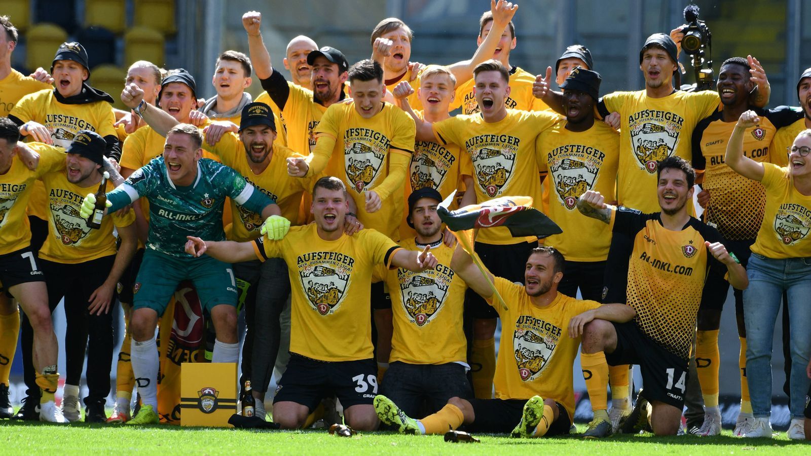 
                <strong>Aufstieg 2021</strong><br>
                Somit endet ein für Dynamo Dresden sehr turbulentes Jahr doch noch sehr versöhnlich. Die Quarantäne im Frühjahr 2021 machte dem Verein dieses Mal keinen Strich durch die Rechnung. Vielmehr gelang der Aufstieg letztlich doch souverän. 
              