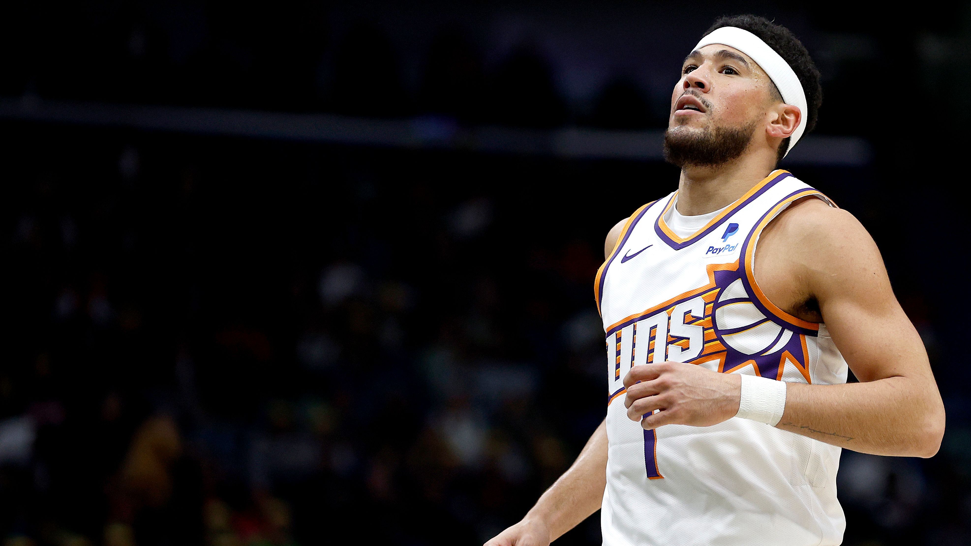 <strong>Platz 9 (geteilt): Devin Booker</strong><br>Der Star der Phoenix Suns knackte früh in seiner Karriere, genauer gesagt in der Saison 2016/17, die 70-Punkte-Marke. Wie Embiid gelangen Devin Booker genau 70 Punkte. Gegner waren damals die Boston Celtics. Trotz Bookers überragendem Auftritt ging das Spiel mit 120:130 verloren.