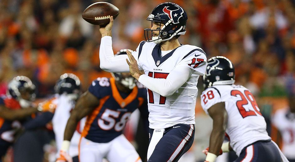 
                <strong>Brock Osweiler</strong><br>
                Verlierer: Brock Osweiler. Rabenschwarzer Abend für Texans-Quarterback Brock Osweiler. Bei seiner Rückkehr zum Ex-Team aus Denver wurde er von den Broncos-Fans gnadenlos ausgebuht. Im Spiel lief es nicht besser. Seine ehemaligen Teamkollegen der Broncos-Defense machten mächtig Druck. Lediglich 22 seiner 41 Pässe fanden einen Abnehmer. Dabei sorgte er nur für 131 Yards Raumgewinn, warf keinen Touchdown und ließ dreimal den Ball fallen. In dieser Verfassung ist er seinen 72-Millionen-Dollar-Vertrag nicht wert.
              