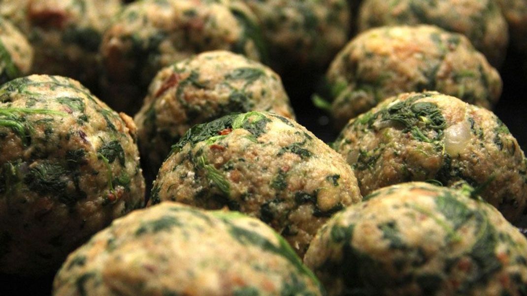 Knödel gehören zu Weihnachten für viele einfach dazu. Lassen Sie die leckeren Klöße doch einfach mal die Hauptrolle spielen, denn sie geben auch ein köstliches vegetarisches Weihnachtsessen ab.