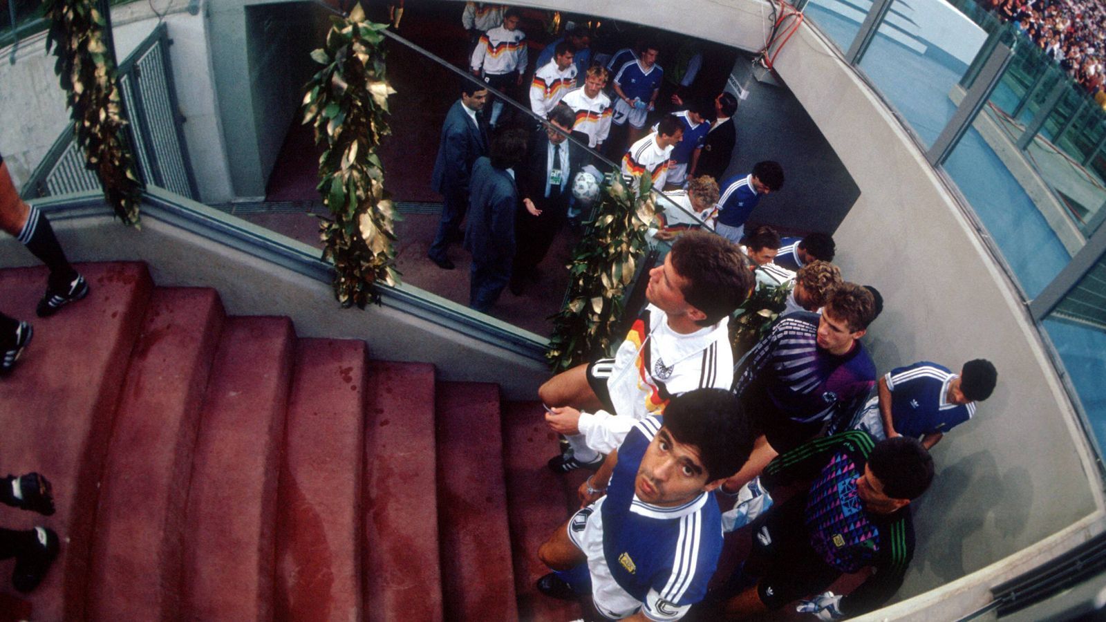 
                <strong>WM-Finale 1990: Argentinien - Deutschland</strong><br>
                Verlor Deutschland vier Jahre zuvor noch mit 2:3, sollte es diesmal für die von Teamchef Franz Beckenbauer trainierte DFB-Mannschaft ein besseres Ende nehmen. Hier sind die Teams beim Einmarsch ins Stadion zu sehen.
              