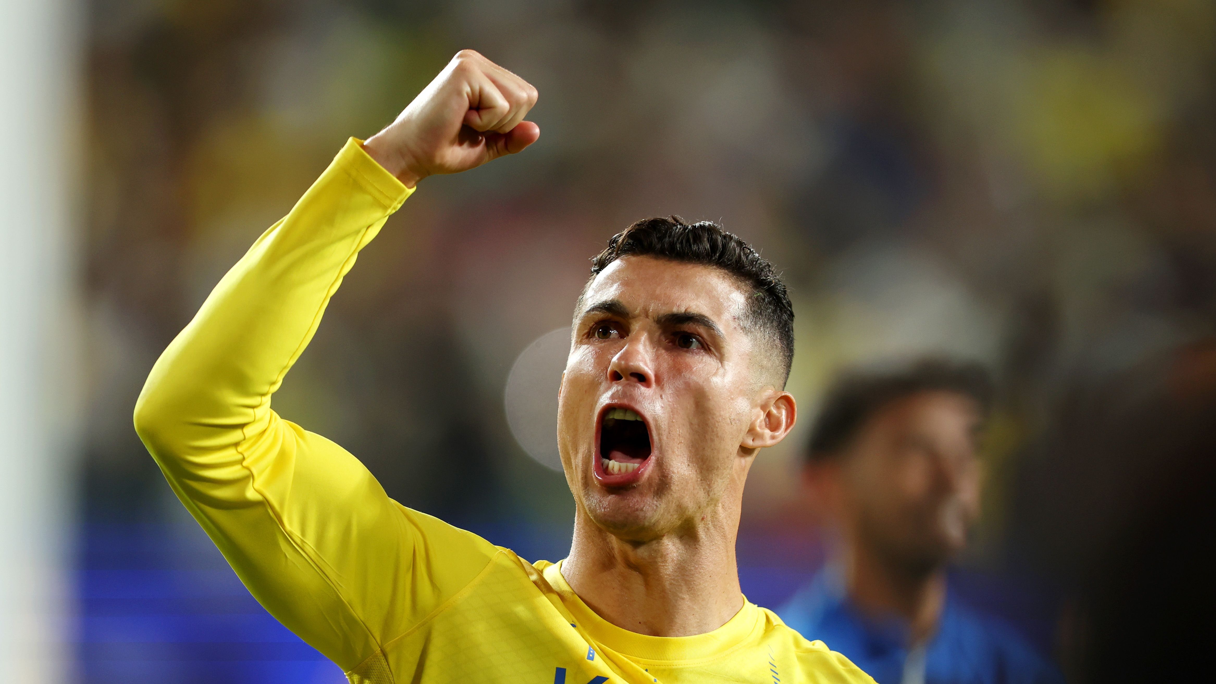 <strong>Tight End: Cristiano Ronaldo (Al Nassr)<br></strong>Der 39-Jährige bringt noch immer die athletischen Voraussetzungen für die Position mit und kann mit seiner Größe besonders gegen kleinere Verteidiger Schaden anrichten. Die Blockarbeit müsste man Ronaldo schmackhaft machen, außerdem besteht die Gefahr, dass er sich die ein oder andere Taunting-Strafe einfängt - <a href="https://www.ran.de/sports/fussball/news/cristiano-ronaldo-saudi-liga-sperrt-al-nassr-superstar-353386">wie zuletzt im Ligaspiel</a>.&nbsp;