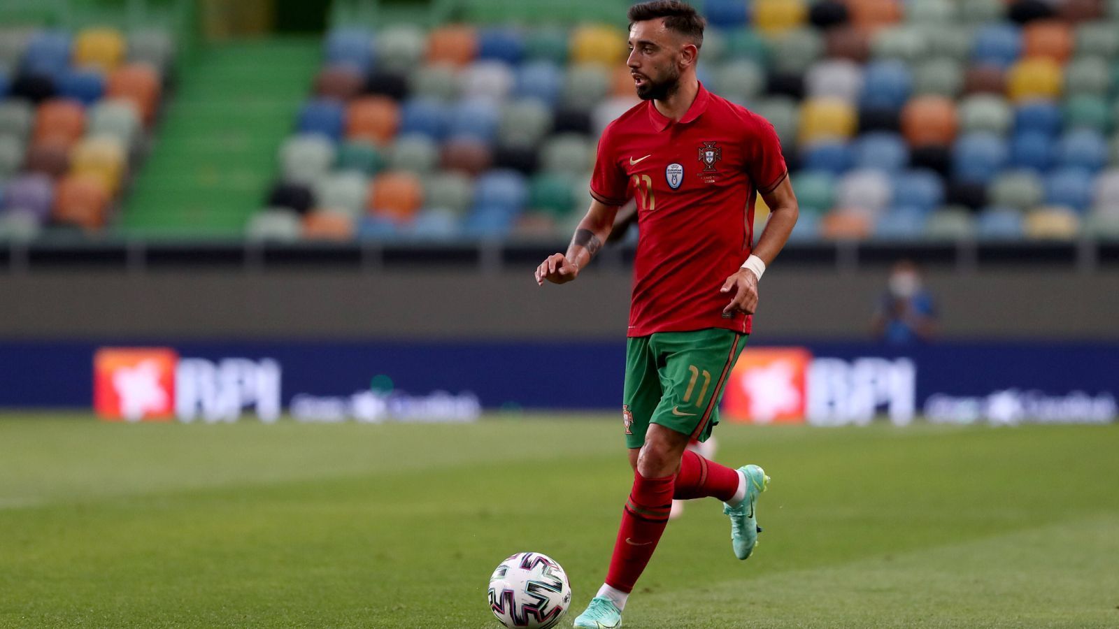 
                <strong>Bruno Fernandes (Manchester United)</strong><br>
                Als Bruno Fernandes im Winter 2020 von Sporting Lissabon zu Manchester United wechselte, war noch nicht abzusehen, wie stark Fernandes bei den "Red Devils" spielen würde. Der offensive Mittelfeldspieler kommt in 80 Pflichtspielen für ManUtd. auf 65 Torbeteiligungen (40 Tore, 25 Assists), der Torabschluss aus der Tiefe ist seine größte Stärke. Er weiß, wo die Räume sind und spielt diese an, wenn er sich nicht selbst in ihnen bewegt. Seine Quote von vier Treffen in 30 Länderspielen lässt jedoch bisher zu wünschen übrig.
              