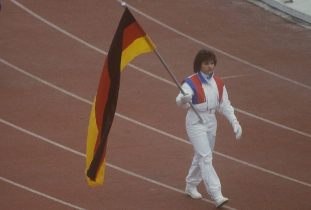 
                <strong>1984 in Sarajevo: Monika Pflug (BRD)</strong><br>
                Die ehemalige Eisschnellläuferin Monika Pflug wurde als Fahnenträgerin der Bundesrepublik Deutschland für die Olympischen Winterspiele 1984 auserwählt. In Sarajevo gelang es ihr nicht, eine Medaille nach Hause zu bringen...
              