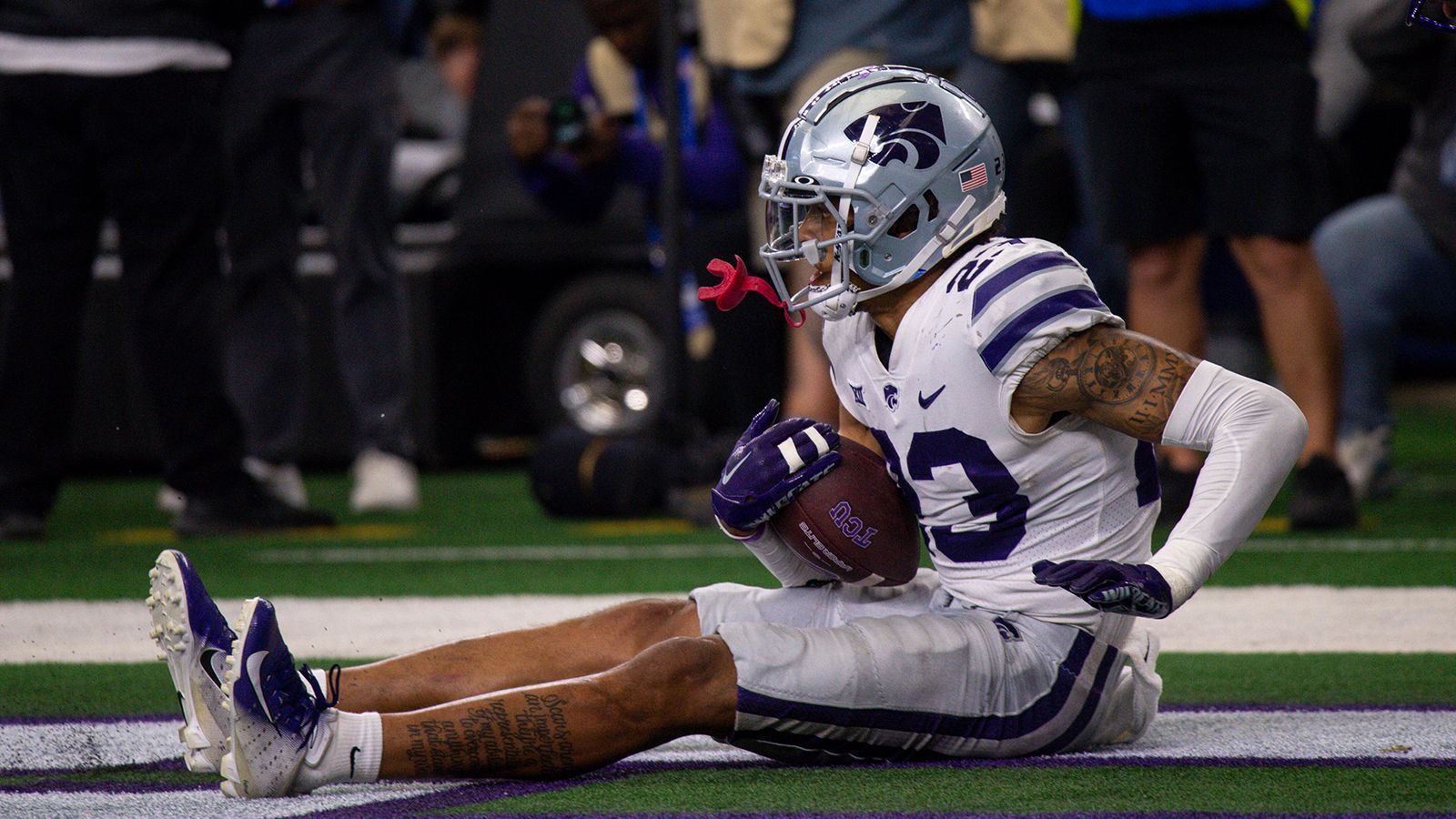 
                <strong>10. Platz: Julius Brents, Kansas State Wildcats</strong><br>
                Der 1,90 Meter große und 90 Kilogramm schwere Cornerback spielte insgesamt fünf Jahre College-Football, konnte sich aber erst vor zwei Jahren mit einem Wechsel von Iowa zu Kansas State einen unangefochtenen Starterplatz sichern. Für seine Größe bringt er gute Beweglichkeit auf den Füßen mit. Er verteidigt den Lauf souverän und hat Erfahrung als Zonen-Verteidiger und Mandecker. Vergangene Saison sammelte er vier Interceptions. Brents fehlt es ein wenig an Höchsttempo, technischen Feinheiten und - trotz seiner Maße - bereiteten ihm physisch starke Receiver wie beispielsweise Quentin Johnston Probleme. 
              