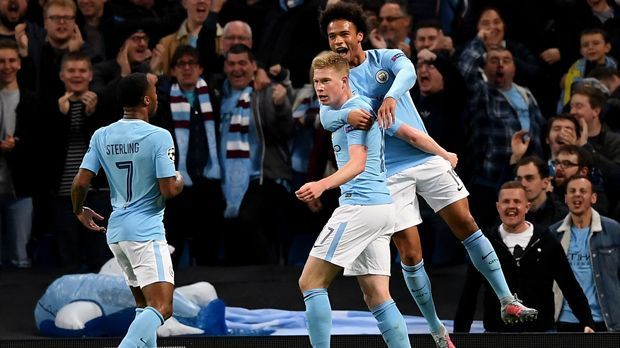 
                <strong>Platz 1 - Manchester City (fünf Spiele, 15 Punkte, 17:3 Tore)</strong><br>
                Als einziger Champions-League-Teilnehmer blieb Manchester City in den zurückliegenden fünf Pflichtspielen ohne Punktverlust. Die Guardiola-Elf demütigte vor allem in der Premier League ihre Gegner. Kürzlich wurde Stoke gleich mit 7:2 aus dem Etihad Stadium geballert. Dabei konnte sich auch Leroy Sane (re.) in die Torschützenliste eintragen. Insgesamt erzielte City in den zurückliegenden fünf Spielen 17 Treffer. Den kürzlichen 2:1-Erfolg in der Champions League gegen Neapel, dem dritten Erfolg in Serie, brachten die Engländer durch zwei Tore in der Anfangsphase auf den Weg. Mit Burnley und West Bromwich Albion warten nun zwei Liga-Kontrahenten, gegen die im Vorfeld wohl auch nur über die Höhe des City-Sieges diskutiert wird.
              