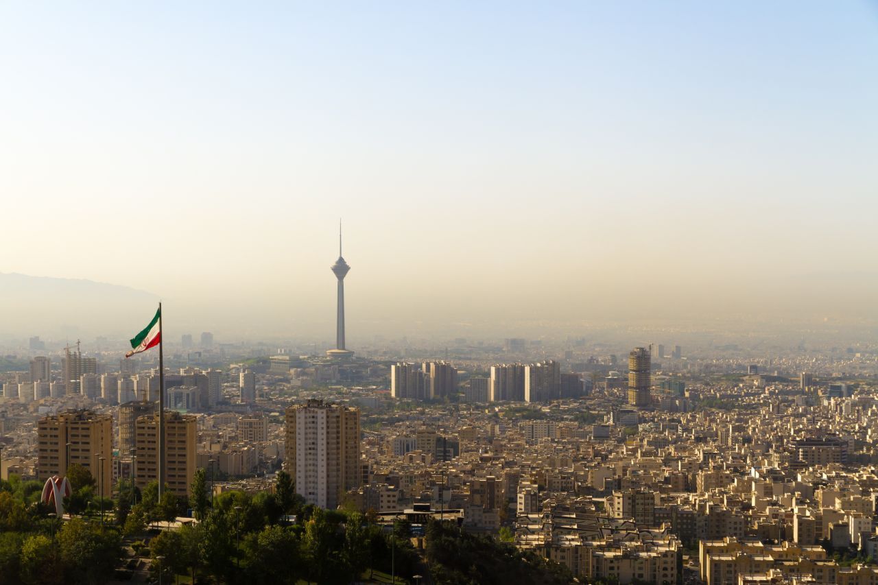 Teheran: Irans Hauptstadt zählt 2022 schon 9,38 Millionen Einwohner:innen. Die Metropolregion wird bereits auf 20 Millionen geschätzt. Hier werden über 60 Prozent aller Industrie-Erzeugnisse des Landes produziert.