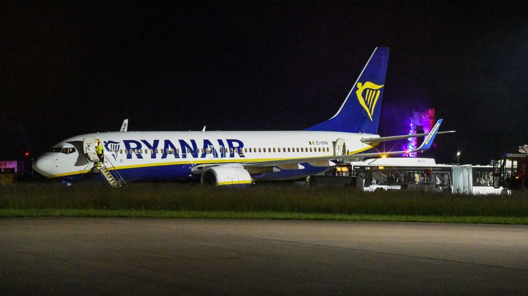 Ein Passagierjet der Fluggesellschaft Ryanair steht auf dem Vorfeld am Flughafen Memmingen. Der Flieger war von Berlin nach Mailand unterwegs, als er in Turbulenzen geratenen ist.