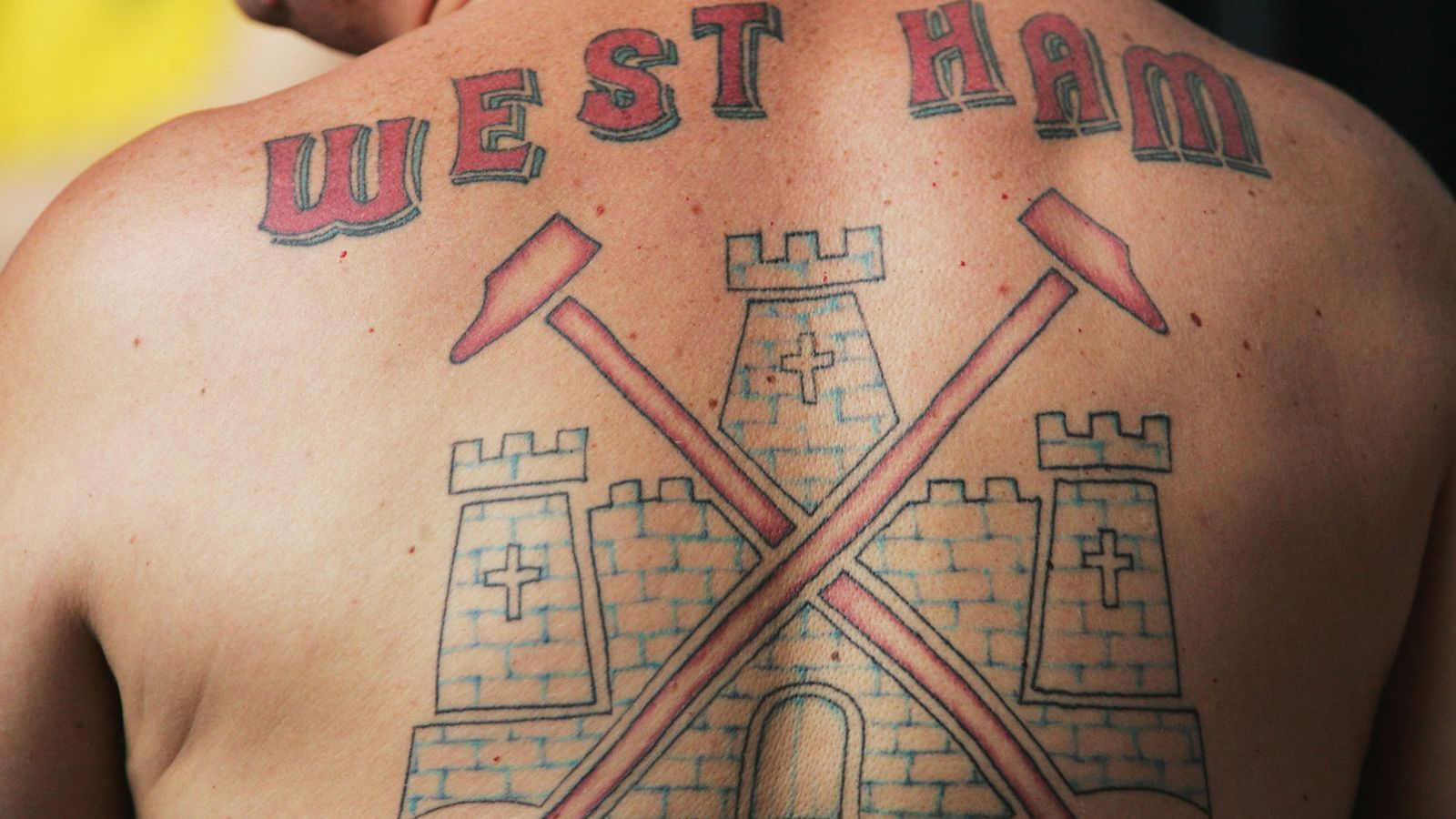 
                <strong>Platz 10: West Ham United</strong><br>
                307 Tattoos ließen sich vom Premier-League-Klub auftreiben. Darunter auch dieses filigrane Meisterwerk.
              