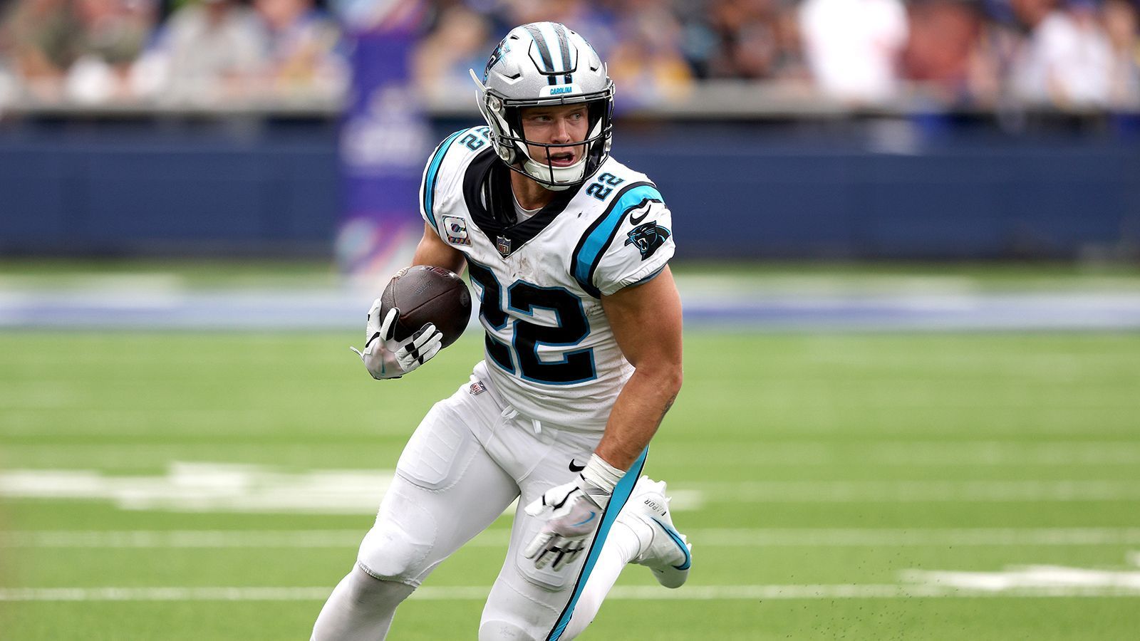 
                <strong>Vor Deadline: Die Trade-Kandidaten in der NFL</strong><br>
                Die Carolina Panthers haben Christian McCaffrey zu den San Francisco 49ers getraded! Für ihren Star-Running-Back, der allerdings immer wieder von Verletzungen zurückgeworfen wird, bekommen die Panthers ordentlich Picks im Draft: Sie dürfen sich 2023 über einen Zweit-, Dritt- und Viertrundenpick und 2024 über einen Fünftrundenpick freuen. Hinzu kommt der hoch dotierte Vertrag von McCaffrey, den die 49ers mit übernehmen. ran gibt euch einen Überblick, welche Kandidaten bis zum 1. November noch per Tauschgeschäft das Team wechseln könnten. 
              