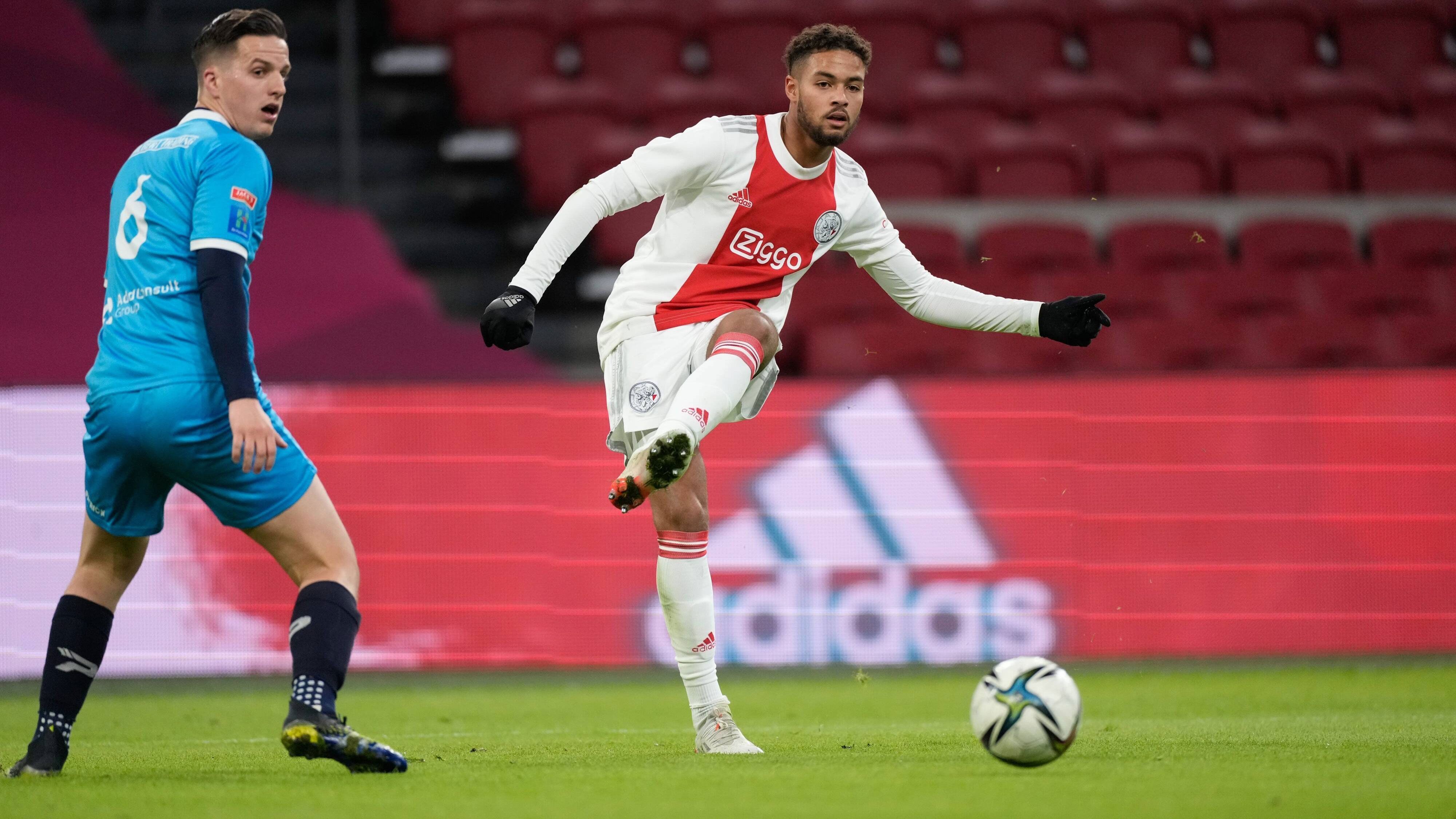 
                <strong>Devyne Rensch</strong><br>
                2020 gewann Devyne Rensch den Abdelhak-Nouri-Award als größtes Talent in der niederländischen Eredivisie, ein Jahr später folgte die Beförderung zum Profi inklusive Vertragsverlängerung. Mittlerweile hat der 19-Jährige, der in der Viererkette jede Position bekleiden kann, sich jedoch rechts hinten am wohlsten fühlt, bereits 47 Partien für die erste Mannschaft absolviert. "Ich genieße es, die großen Schritte zu sehen, die er macht. Er ist ein ziemlich ruhiger Junge, auf dem Spielfeld aber frech. Er hat einen fantastischen Überblick, verbunden mit athletischen Fähigkeiten und Technik", geriet ten Hag im November nach der Partie gegen Den Haag ins Schwärmen.
              