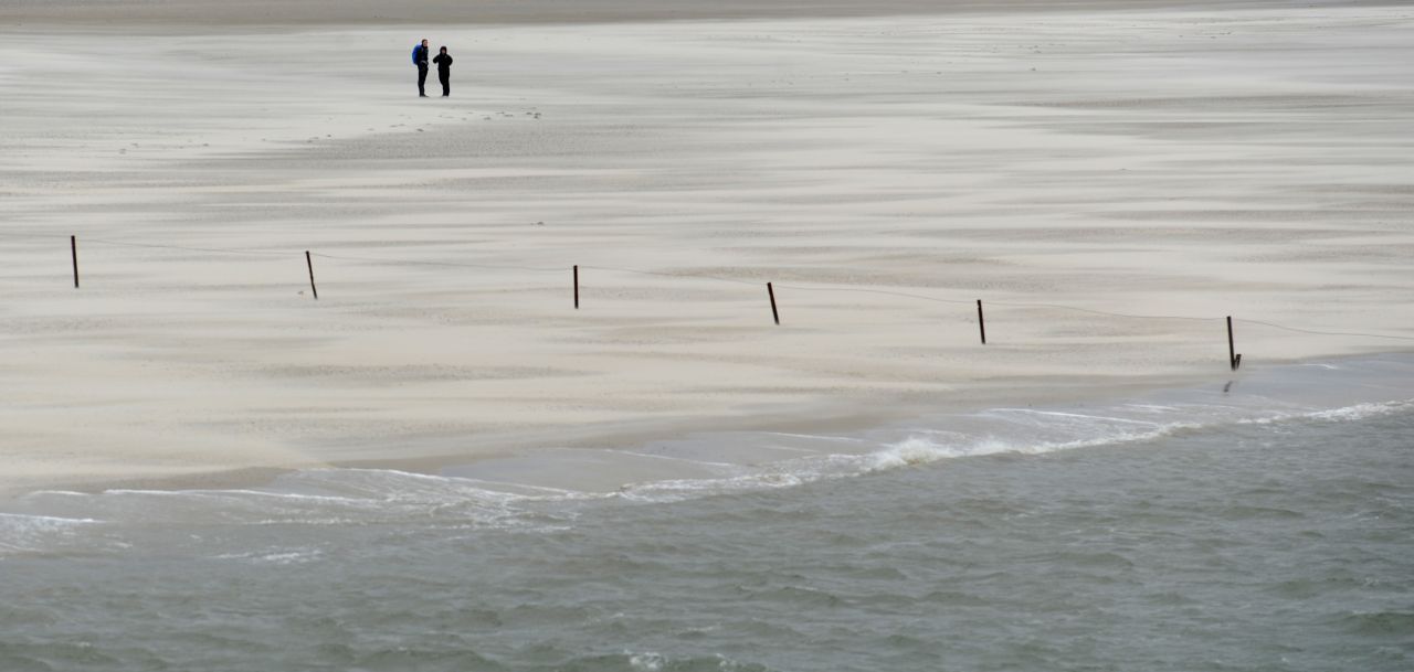Das Wattenmeer auf Norderney gehört zum UNESCO-Weltnaturerbe. Du kannst hier in Gummistiefeln oder barfuß wandern und lernst dabei den Lebensraum besonderer Arten kennen: Wattschnecken, Wattwürmer, Strandkrabben und Schlick-Krebse. 