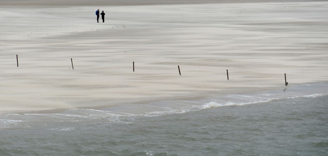 Das Wattenmeer auf Norderney gehört zum UNESCO-Weltnaturerbe. Du kannst hier in Gummistiefeln oder barfuß wandern und lernst dabei den Lebensraum besonderer Arten kennen: Wattschnecken, Wattwürmer, Strandkrabben und Schlick-Krebse.