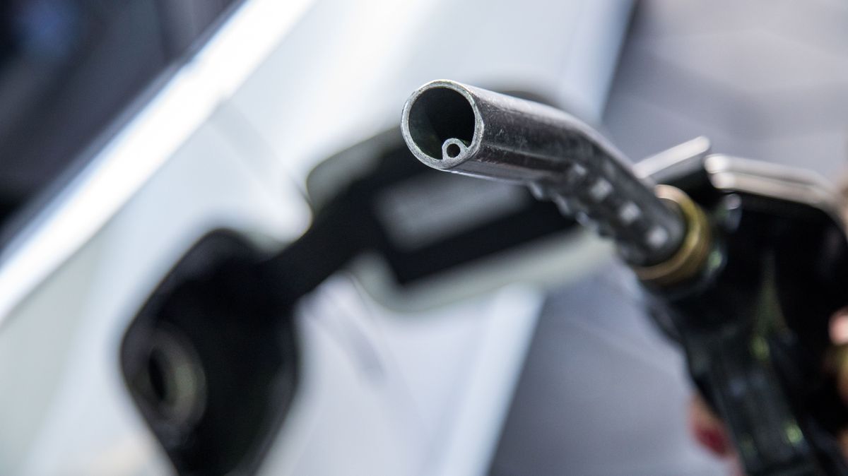 Die aktuell weiter sinkenden Preise für Benzin und Diesel könnten den Sommerurlaub für Autofahrer:innen günstiger machen.