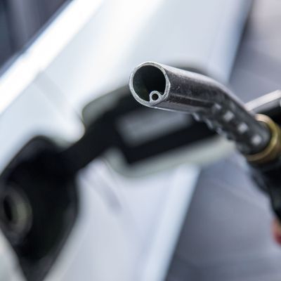 Die aktuell weiter sinkenden Preise für Benzin und Diesel könnten den Sommerurlaub für Autofahrer:innen günstiger machen.