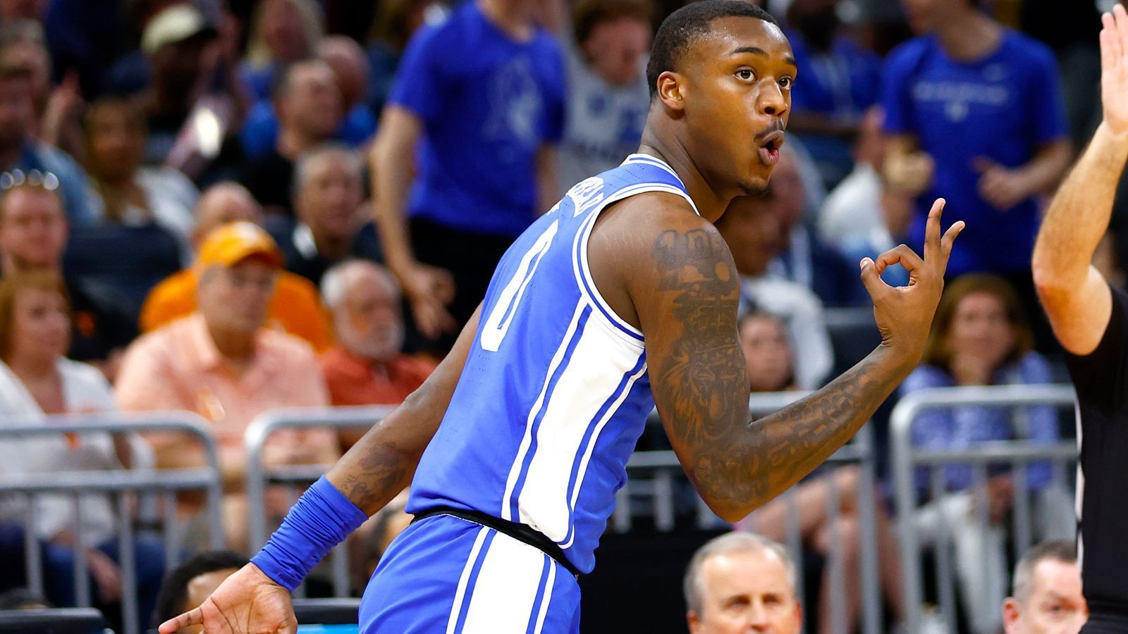 
                <strong>27. Pick: CHARLOTTE HORNETS Dariq Whitehead (Forward, Duke, 1. August 2004) </strong><br>
                 Stats 22/23: 8,3 Punkte, 2,4 Rebounds, Quoten: 42/43/79 (28 Spiele)Whitehead dominierte an der High School und wurde zeitweise deutlich höher eingeschätzt. Doch sein College-Jahr war schwierig, nachdem er im August vor der Saison am Fuß operiert wurde und demzufolge auch den Saisonstart verpasste. Im Juni musste derselbe Fuß noch einmal operiert werden, weil er nach der ersten OP nicht angemessen verheilte – was auch die schwachen Leistungen bei den Blue Devils mit erklärte. Eigentlich hat Whitehead als starker, großer Schütze Fähigkeiten, die alle Teams haben wollen, und klar erkennbares Potenzial. Hier wäre auch er ein guter Value-Pick.
              