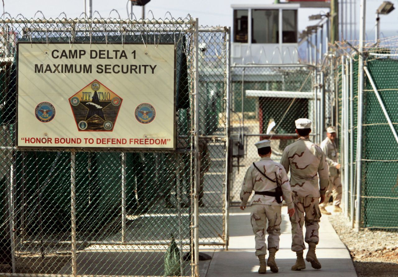 US-Soldaten betreten das Gefangenenlager Guantanamo auf dem US-Marinestützpunkt Guantanamo Bay auf Kuba.