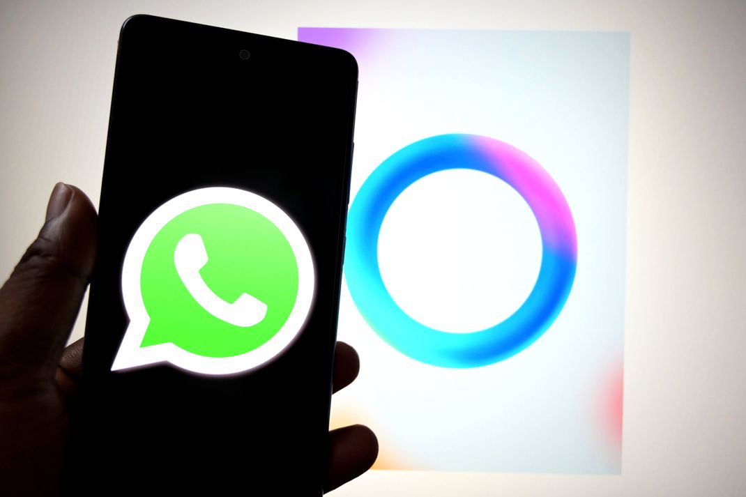Meta AI zeigt sich als blauer Kreis auf dem WhatsApp-Hauptbildschirm.